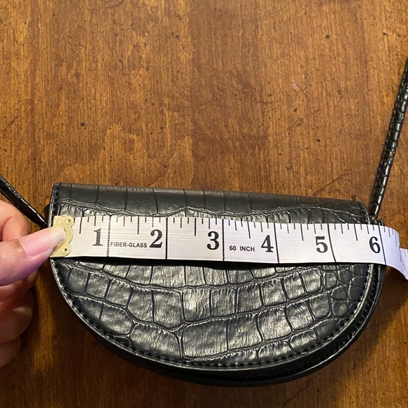 Black Faux Croc Embossed Saddle Handbag Purse - Picture 4 of 8